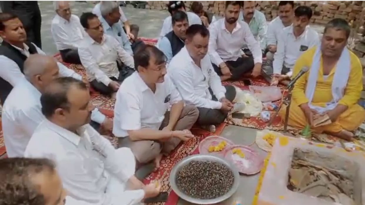 Advocates protest continues allegations leveled against SDM expressed symbolic protest by performing havan