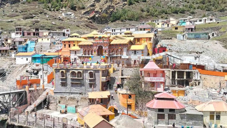 Badrinath Temple: जर्जर हो गया धाम का प्रसिद्ध रावल आवास, इसी छत पर खड़े होकर खिंचवाते हैं श्रद्धालु तस्वीरें