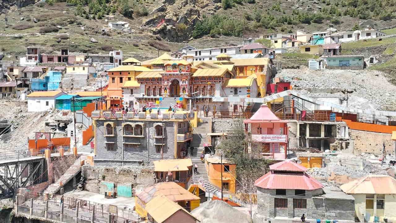 Kedarnath Dham Cold increased due to rain enthusiasm of travellers at peak Watch Photos chardham yatra 2025