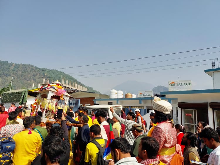 Kedarnath Yatra: बाबा केदार की डोली पहुंची अपने दूसरे पड़ाव फाटा, भक्तों ने किया भव्य स्वागत