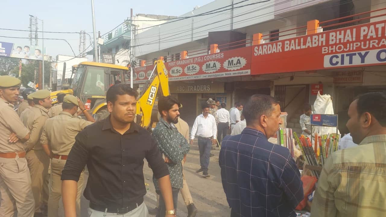 15 days time in notice but bulldozer run on market of BJP Leader in the day in Bareilly