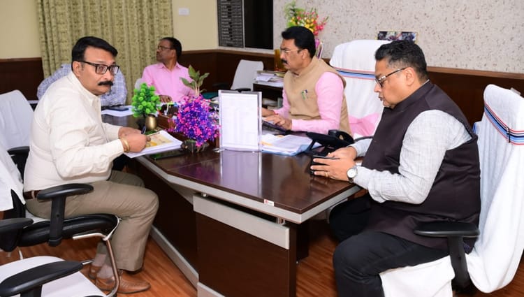 Bihar News: खगड़िया के अंचलाधिकारी पर गिरी गाज, काम में लापरवाही के साथ हाईकोर्ट के आदेश की अवहेलना का भी आरोप