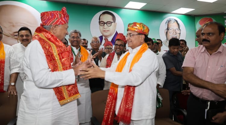 Bihar : सम्मान देने वालों को ही सम्मानित कर छह मिनट में कार्यक्रम से निकले सीएम नीतीश कुमार; कहां हो गया ऐसा?