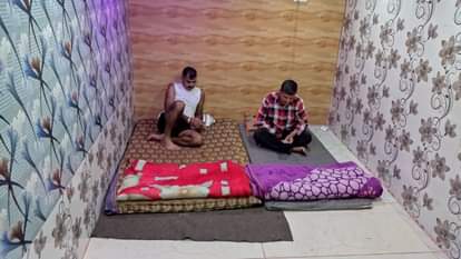 बंकर में आराम करते ग्रामीण