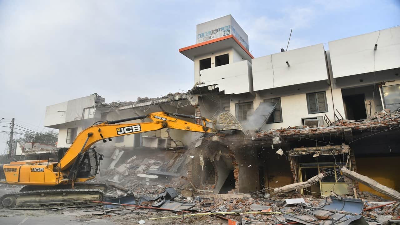 15 days time in notice but bulldozer run on market of BJP Leader in the day in Bareilly