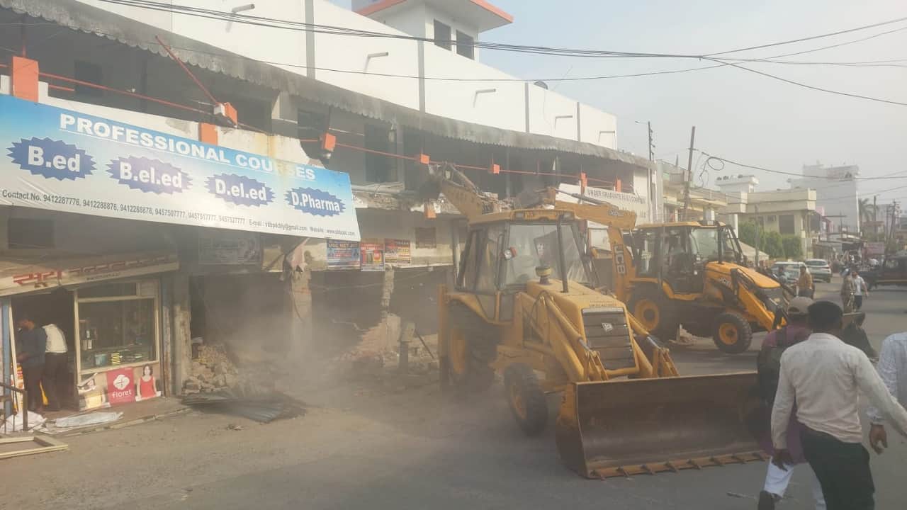 15 days time in notice but bulldozer run on market of BJP Leader in the day in Bareilly