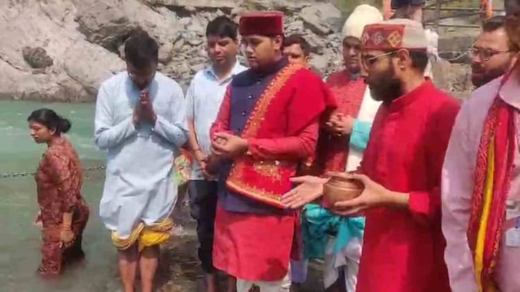 Devprayag News: बदरीनाथ धाम के कपाट खोलने से पहले मुख्य रावल ने की गंगा आराधना, जयकारों से गूंजी नगरी