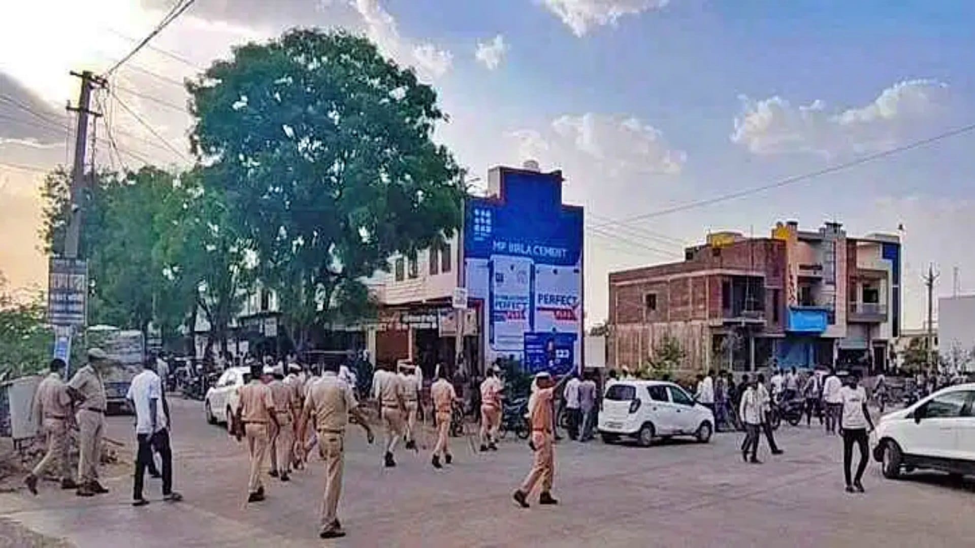 परिजनों और ग्रामीणों ने पुलिस पर किया पथराव
