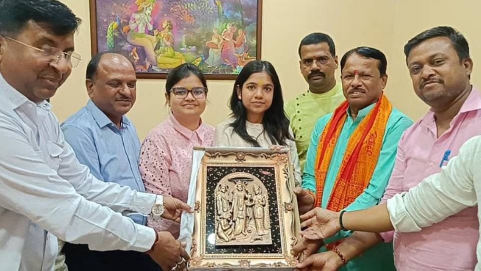 story of Gonda daughter Muskan from working in multinational company to becoming IAS officer