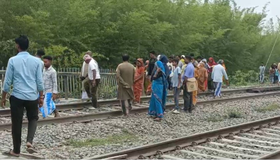 Bihar News: Couple dies a painful death after being hit by a goods train