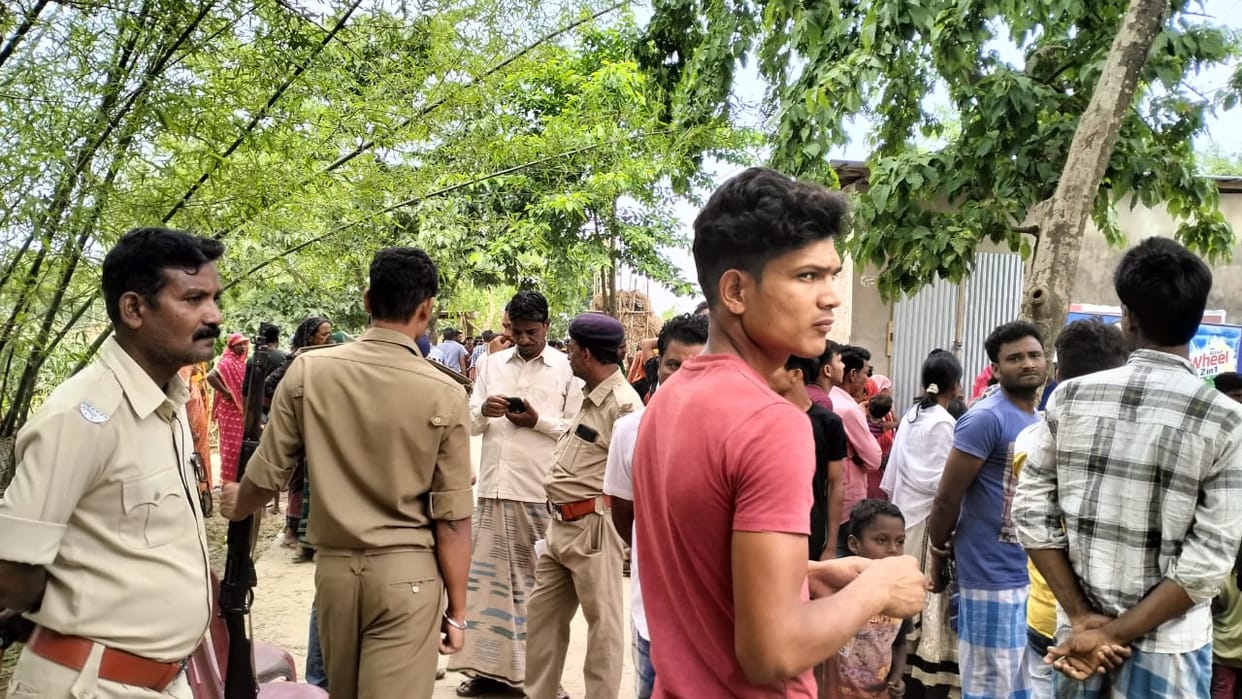 Bihar News: Body of a man found hanging from a tree in Kishanganj