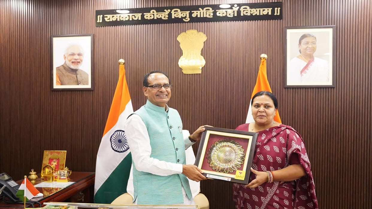 Jharkhand Deepika Pandey met Union Minister Shivraj Chauhan discussed MNREGA payments and wage rates