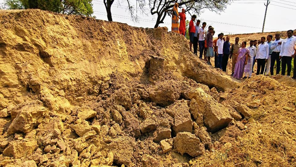 Kaushambi Tragedy Mud Mound Collapse in UP Buries Nine, Five Dead Know Details in Hindi