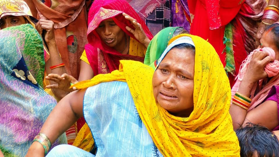 Kaushambi Tragedy Suddenly the mound collapsed then darkness fell before the eyes injured Suggan told the whol