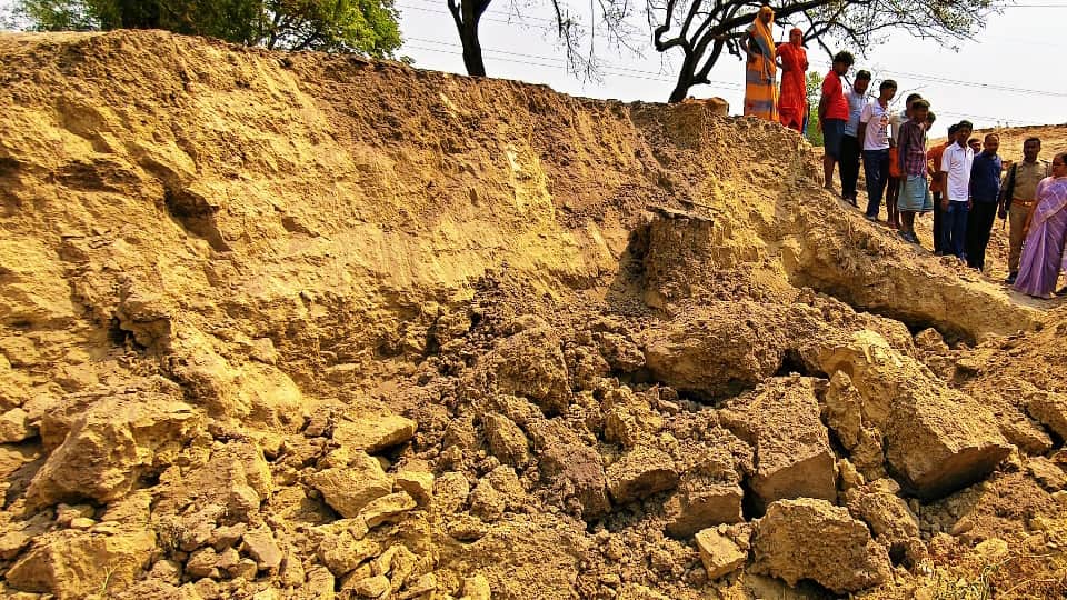 Kaushambi Tragedy Mud Mound Collapse in UP Buries Nine, Five Dead Know Details in Hindi