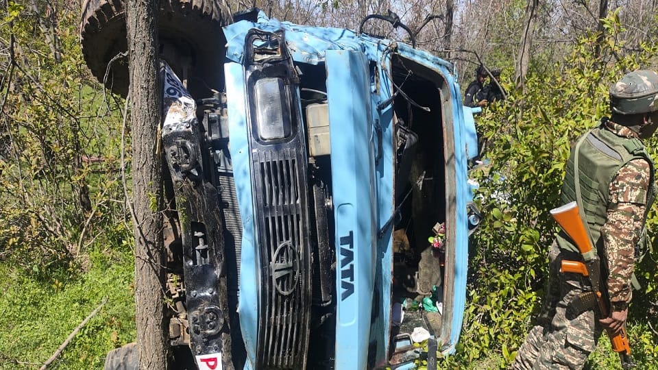 10 crpf men injured in doodhpathri accident in budgam