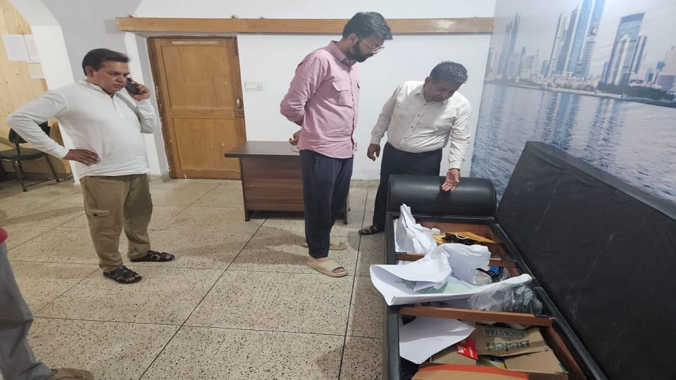 Thieves broke into a private office and stole Rs 1.40 lakh in rudrapur