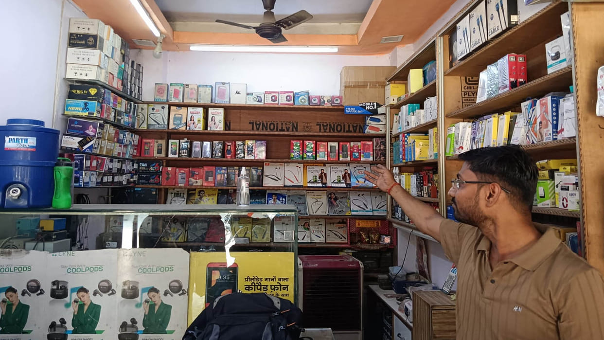 Kanpur: Lakhs stolen from two shops a few steps away from Vijay Nagar Chowki