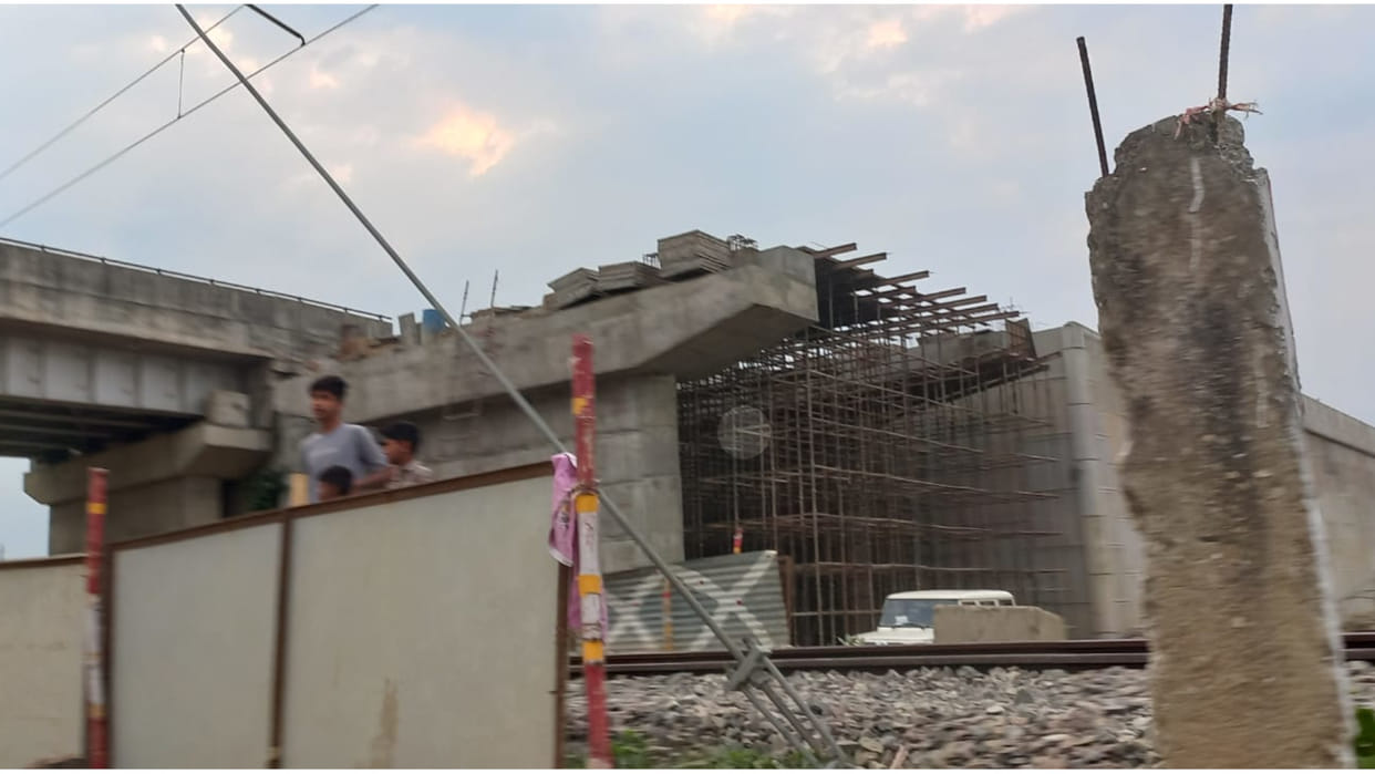 An accident occurred due to collapse of an under-construction bridge in Maharajganj, 7 workers were injured