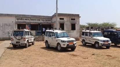 जांच करने पहुंचे अधिकारी