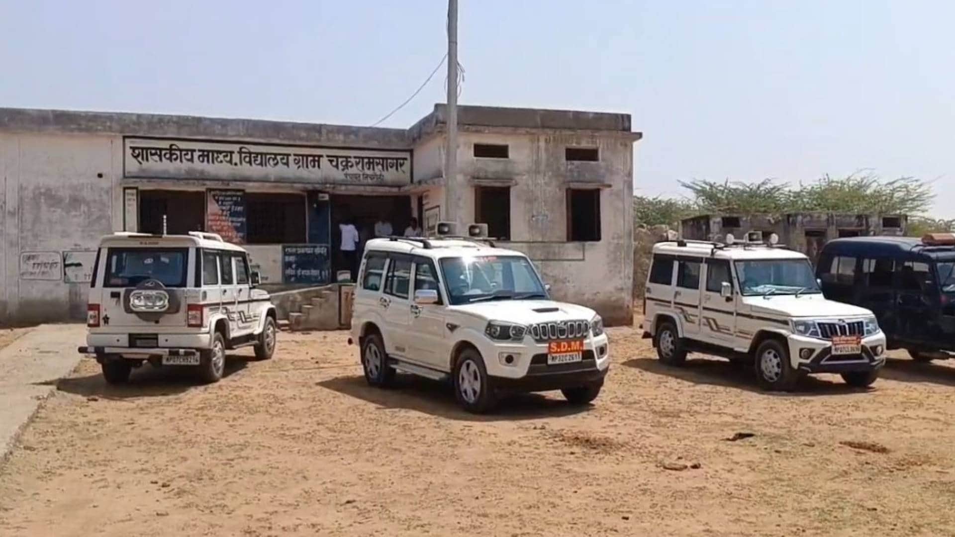 जांच करने पहुंचे अधिकारी