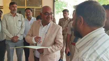 Kanpur: DM marked attendance by speaking names, orders to stop salary of seven