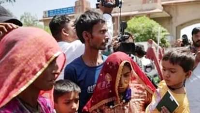 पाकिस्तान वौटने के लिए अटारी बॉर्डर पहुंचे पाक नागरिक।