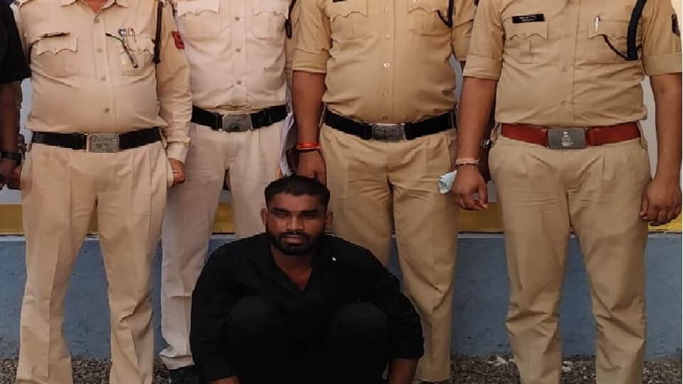 पुलिस की गिरफ्त में आरोपी