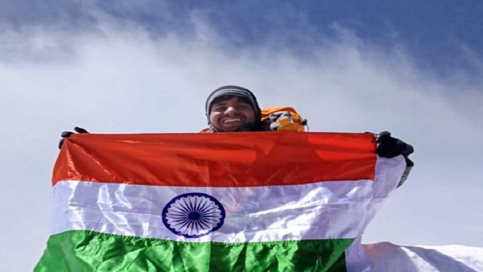 Narendra Kumar of Hisar hoisted the tricolor on Mount Annapurna