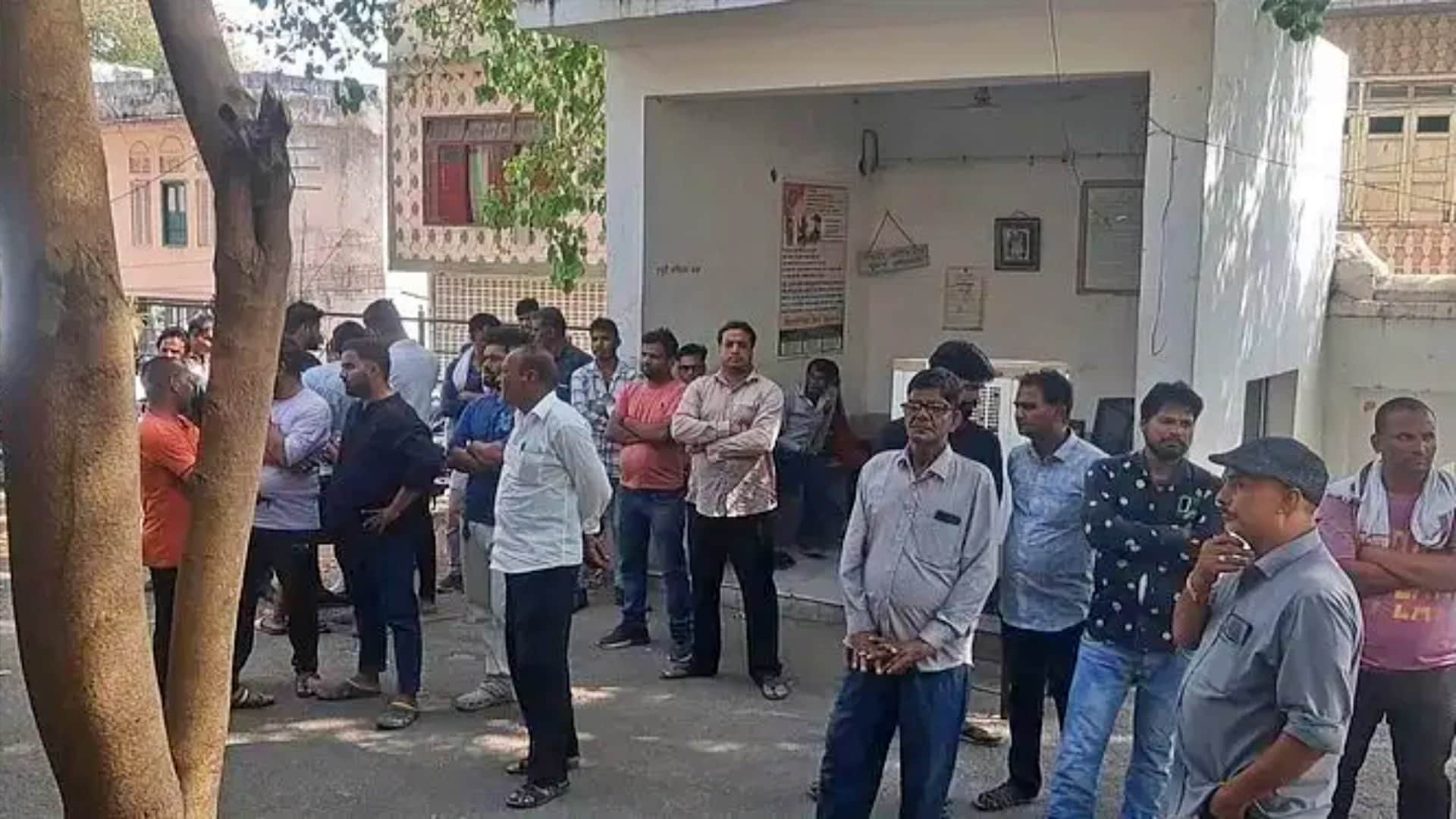 घटना को लेकर समाज के लोगों में तनाव बना हुआ है