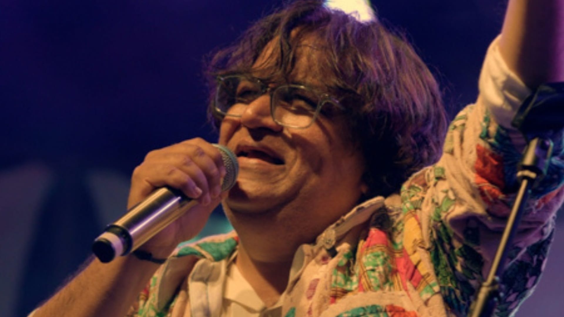 Know about life story and cinema career of swanand kirkire on his birthday
