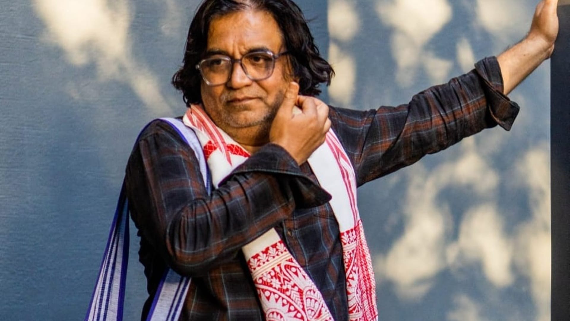 Know about life story and cinema career of swanand kirkire on his birthday