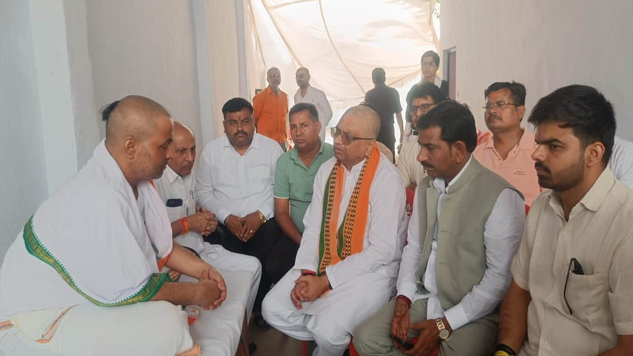 Kanpur: Arun Pathak met the family of Shubham who lost his life in the terrorist attack