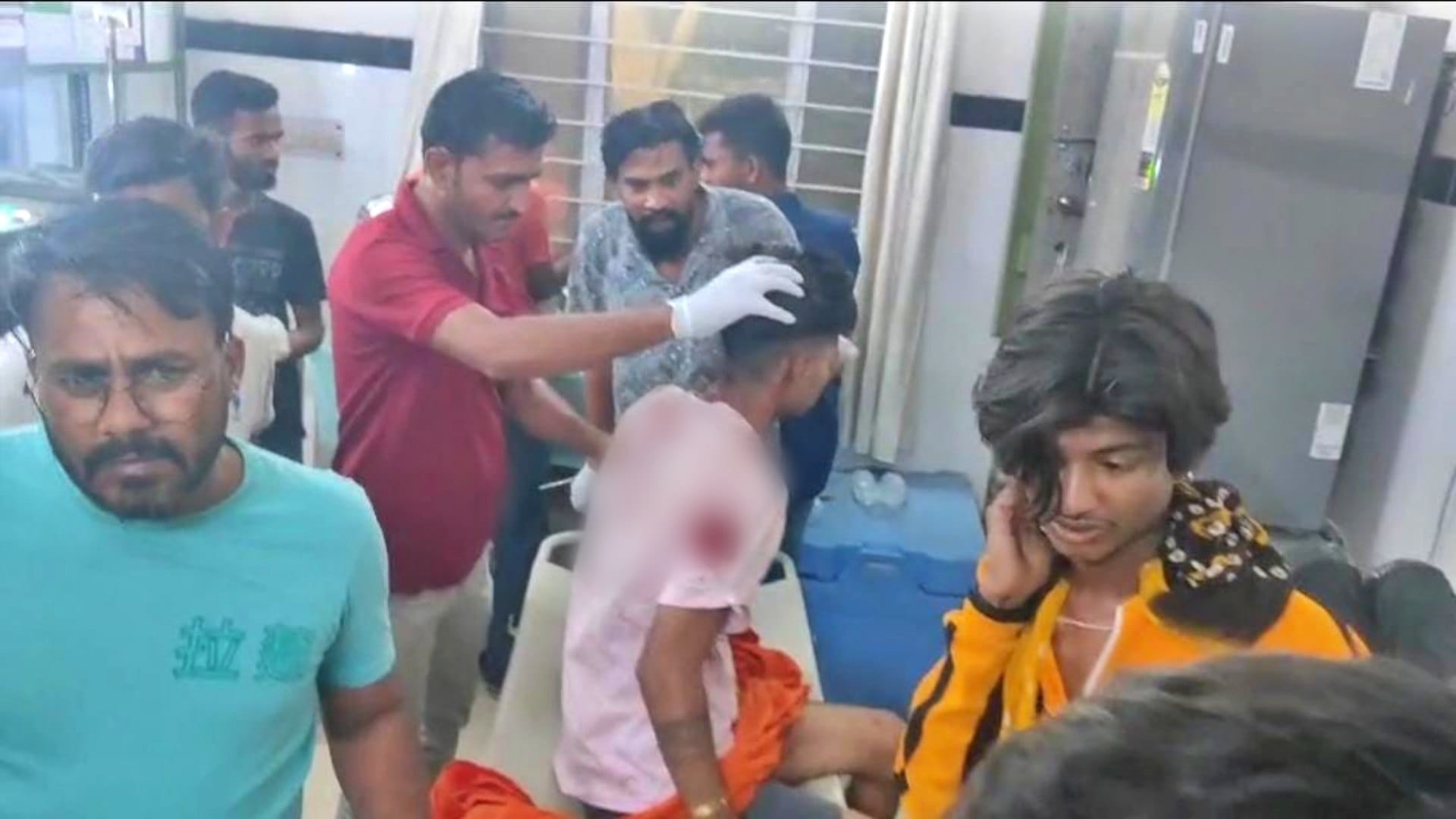 अस्पताल में इलाजरत घायल लोग