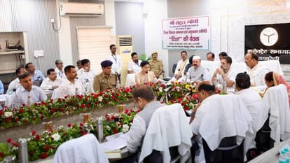 UP: In the middle of the meeting, Rahul asked what happened to Gadkari's announcements? This time the helpline