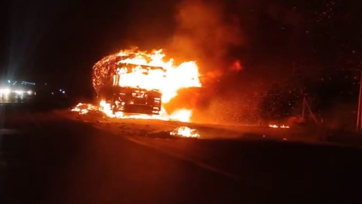 moving truck caught fire on Bareilly-Farrukhabad highway in Shahjahanpur