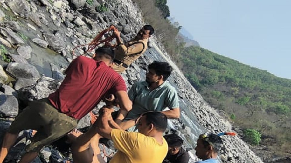 Delhi photographer died after drowning in Ramganga at almora
