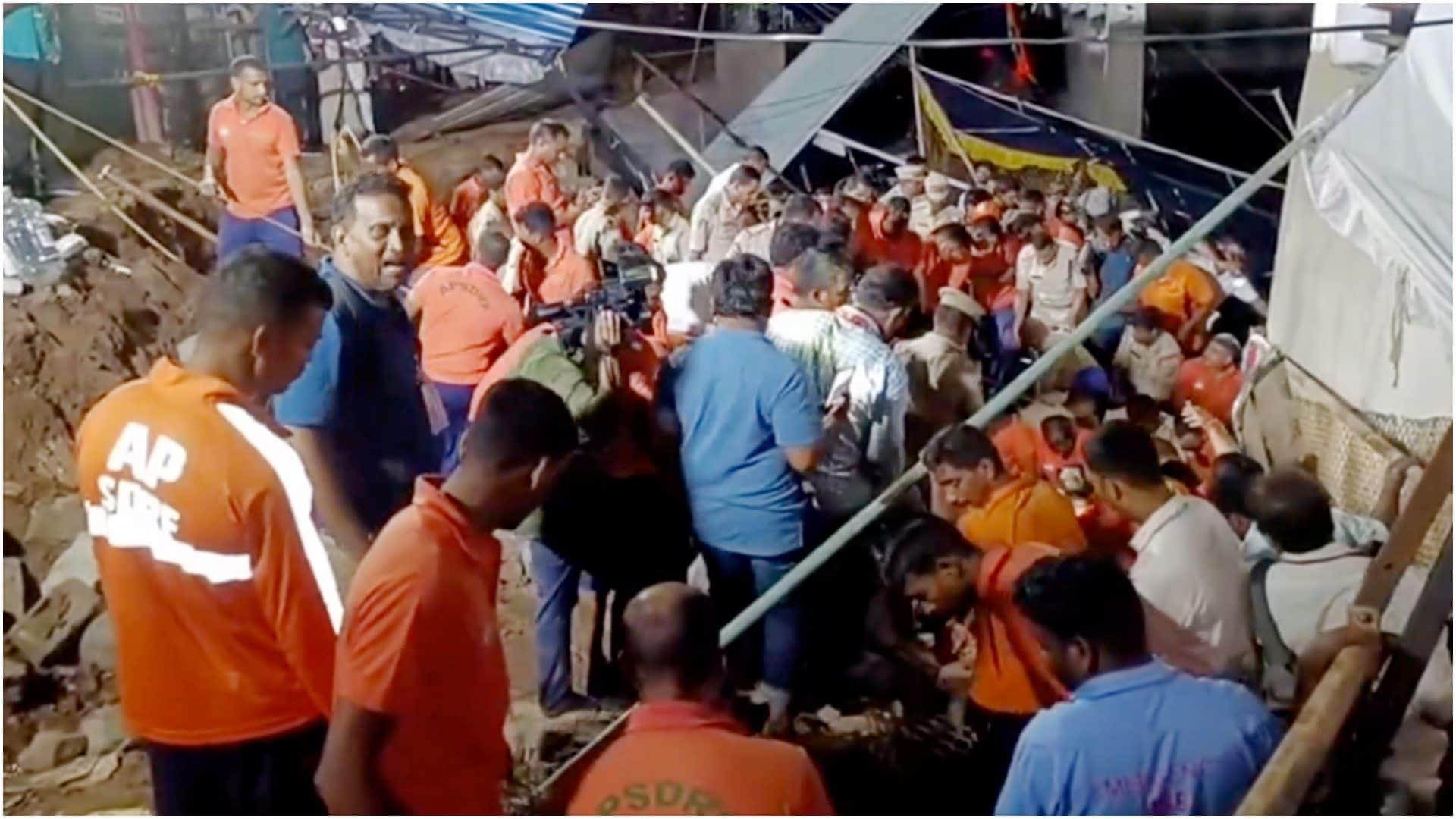 Visakhapatnam Temple Tragedy Several killed in temple wall collapse in Andhra Pradesh Details in Hindi