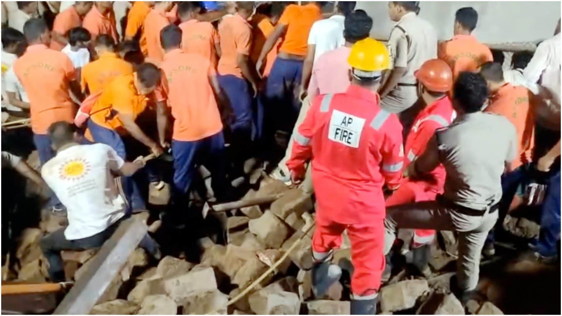 Visakhapatnam Temple Tragedy Several killed in temple wall collapse in Andhra Pradesh Details in Hindi