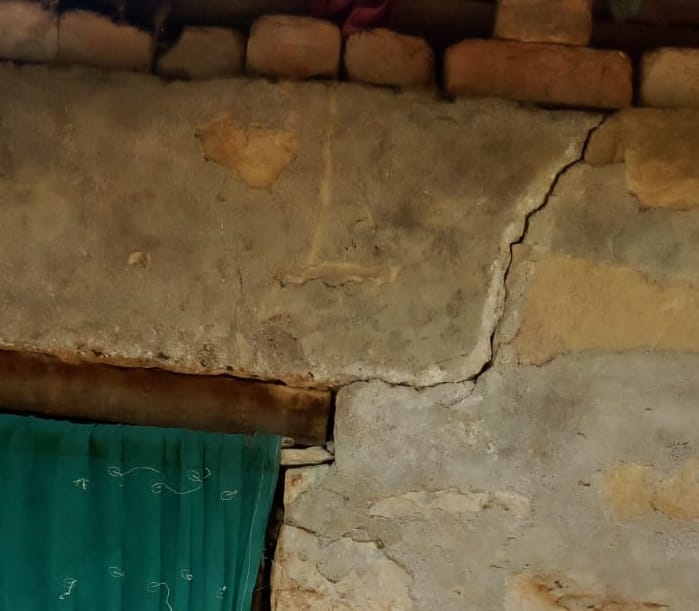 houses in Khatri Khad village bhimtal are in danger due to cracks