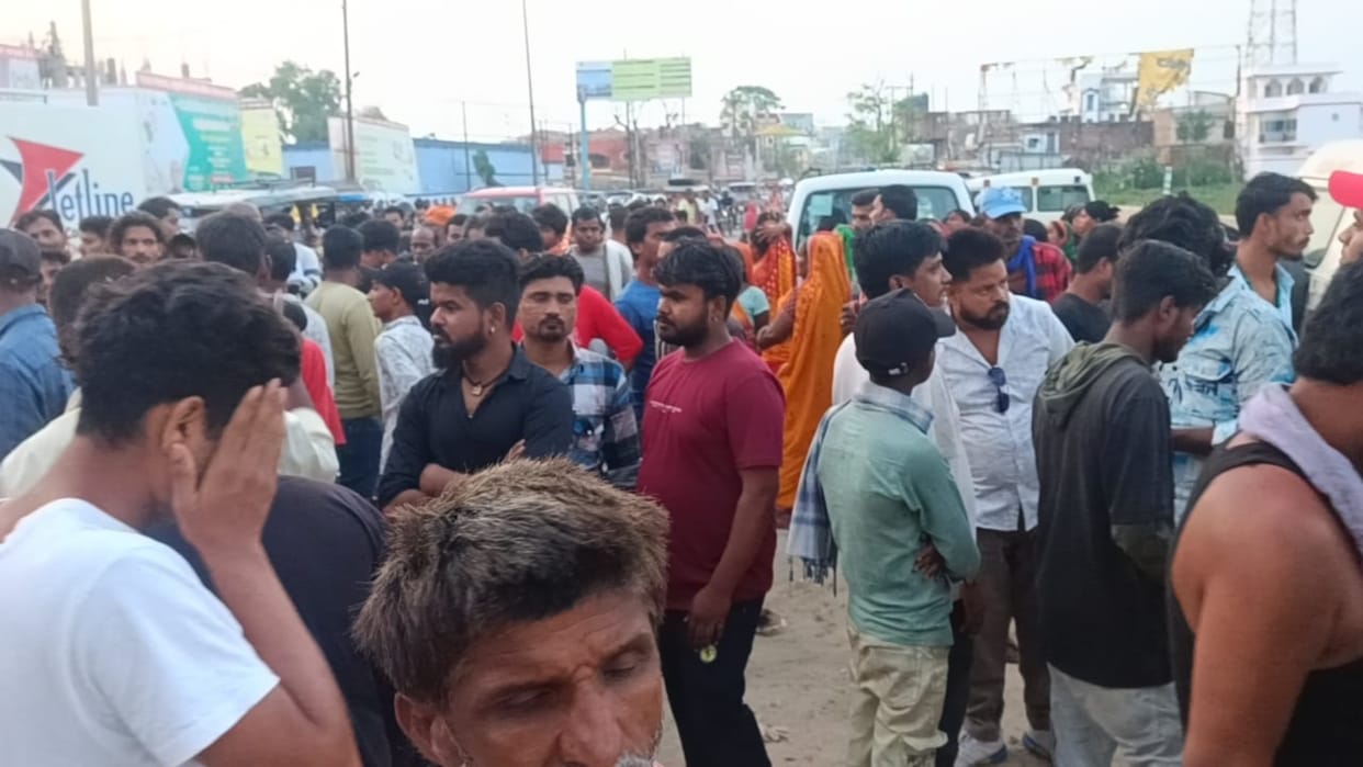 Bihar News : Crowd beats young man to death Mob Lynching murder case madhubani bihar police