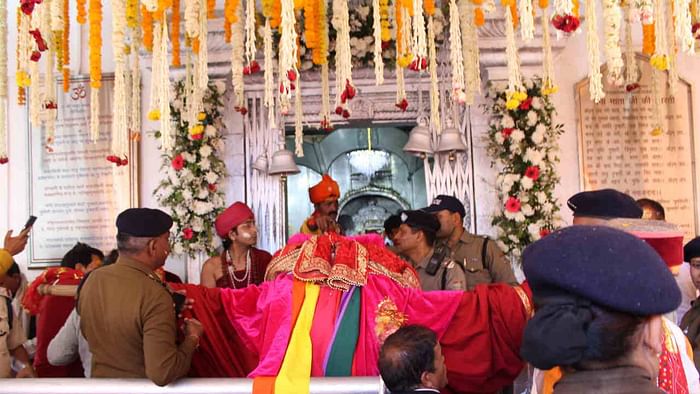 Gangotri-Yamunotri Dham Doors opened first puja was done in the name of PM Modi flower shower from helicopter