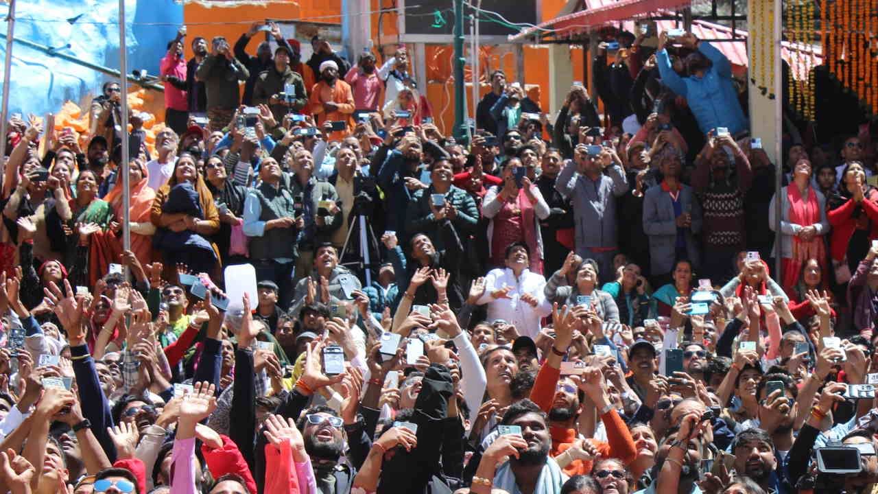 Gangotri-Yamunotri Dham Doors opened first puja was done in the name of PM Modi flower shower from helicopter