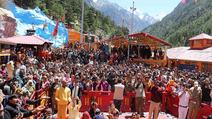Gangotri-Yamunotri Dham Doors opened first puja was done in the name of PM Modi flower shower from helicopter