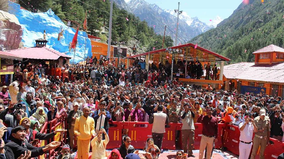 Chardham Yatra: हेलिकॉप्टर से फूलों की बारिश; जयकारों से गूंजते धाम...अद्भुत अहसास कराएंगी ये खास तस्वीरें Gangotri-Yamunotri Dham Doors opened first puja was done in the name of PM Modi flower shower from helicopter