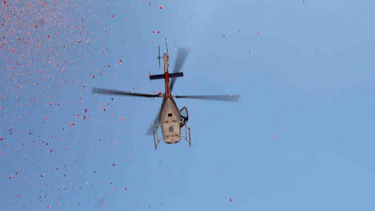 Gangotri-Yamunotri Dham Doors opened first puja was done in the name of PM Modi flower shower from helicopter