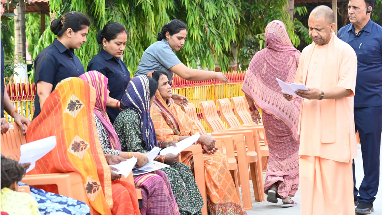 CM Yogi heard the problems in Gorakhnath temple public darshan, gave instructions to the officials
