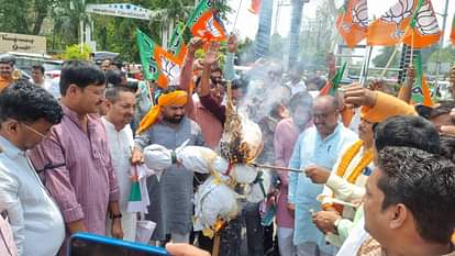 गोंडा में अखिलेश यादव का पुतला फूंका।