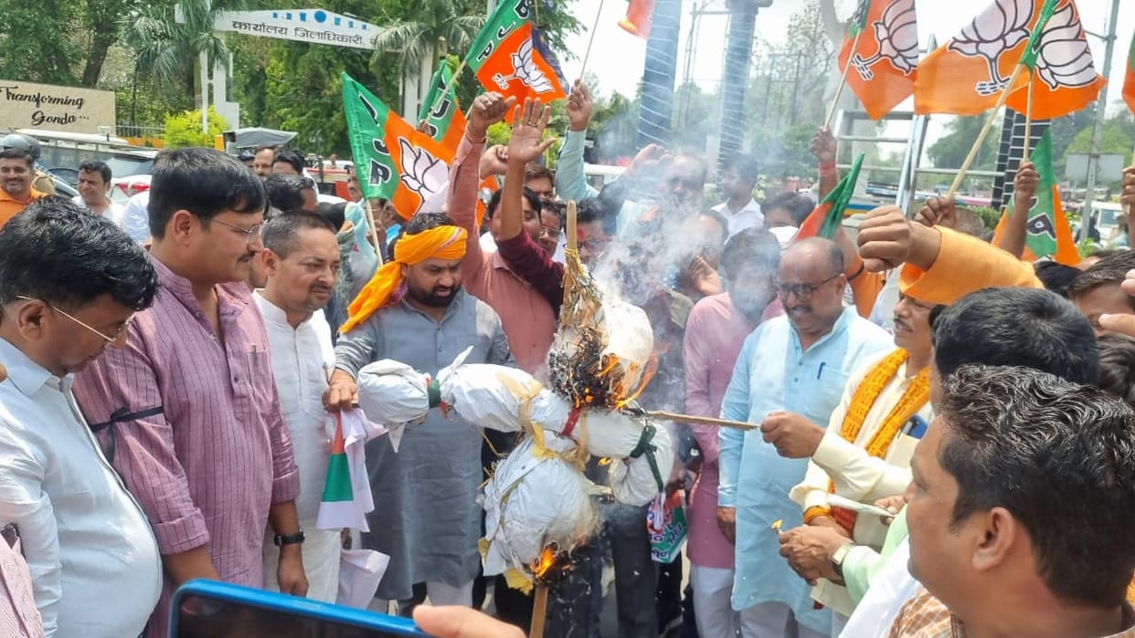BJP protests against Akhilesh Yadav in Gonda.