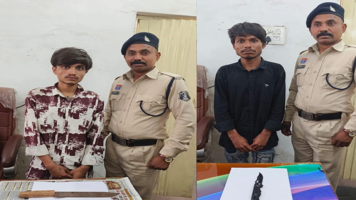 Two accused who threatened people with knives in the capital Raipur were sent behind bars in Raipur